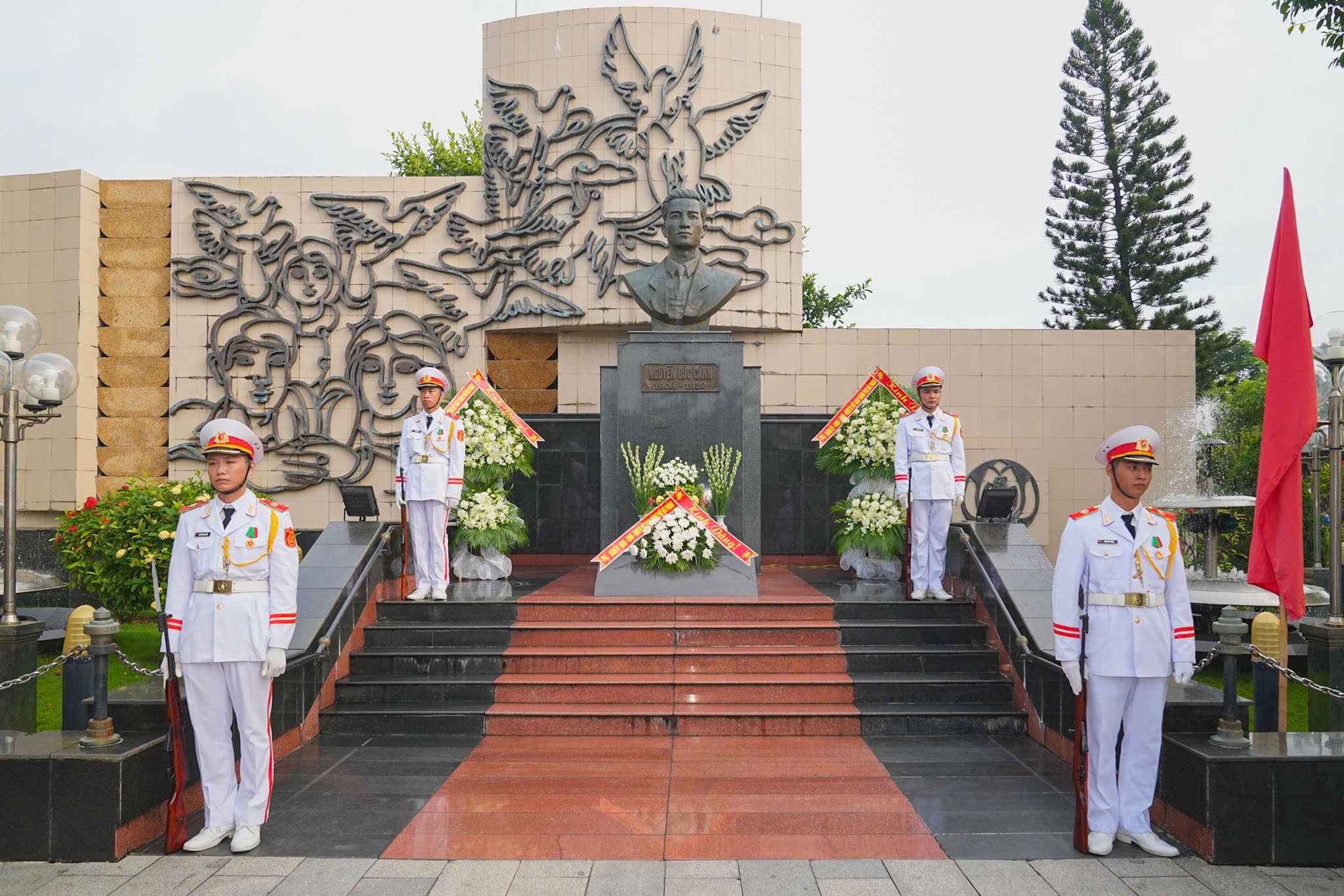 Lãnh đạo thành phố dâng hương tưởng niệm đồng chí Nguyễn Đức Cảnh nhân dịp kỷ niệm 81 năm Cách mạng Tháng Tám và Quốc khánh 2/9