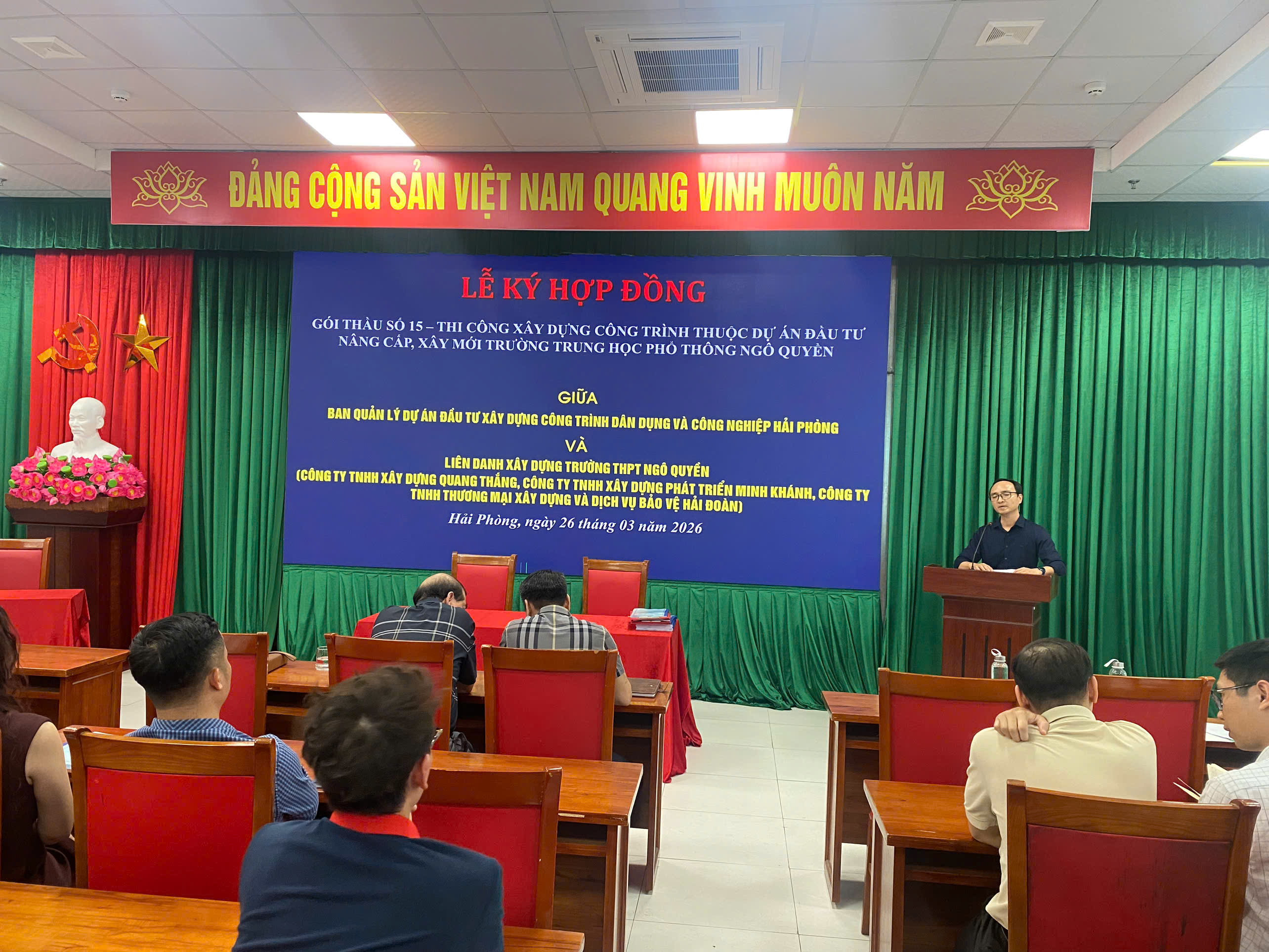 Ban Quản lý dự án đầu tư xây dựng công trình dân dụng và công nghiệp Hải Phòng và Liên danh xây dựng Trường THPT Ngô Quyền tổ chức Lễ ký kết hợp đồng Gói thầu số 15