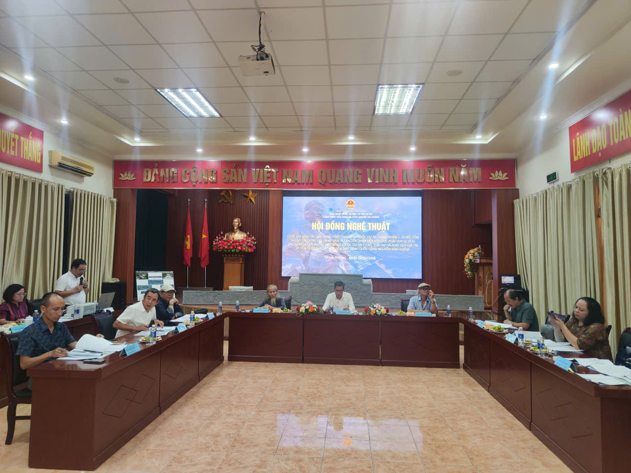 Tổ chức đánh giá, chấm điểm các mẫu phác thảo tham gia Cuộc thi sáng tác mẫu phác thảo phù điêu Đền thờ Trình Quốc công Nguyễn Bỉnh Khiêm