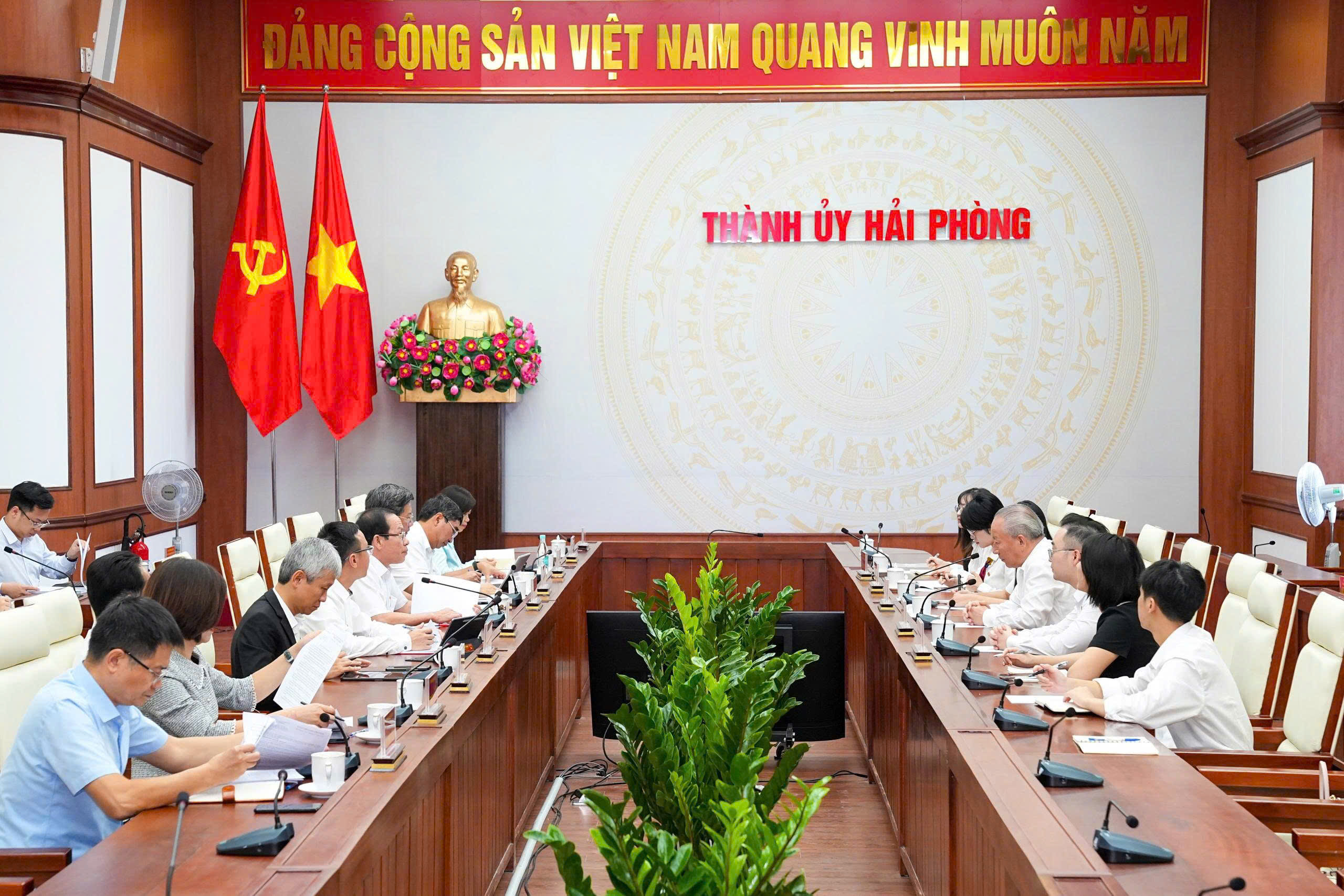 Đồng chí Bí thư Thành ủy Lê Tiến Châu làm việc với Đoàn công tác của Tập đoàn Xây dựng Thái Bình Dương