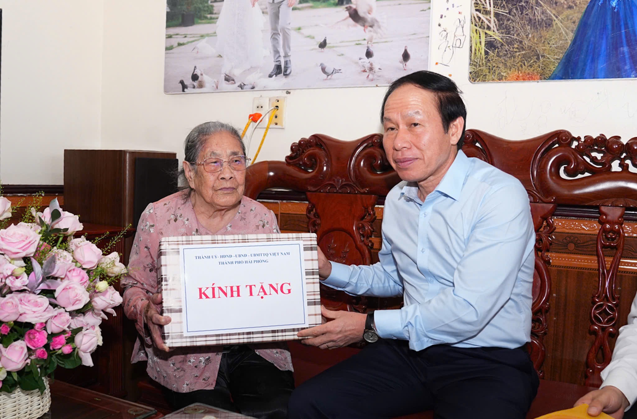 Bí thư Thành ủy Lê Tiến Châu thăm, tặng quà Mẹ Việt Nam anh hùng trên địa bàn phường Trần Hưng Đạo